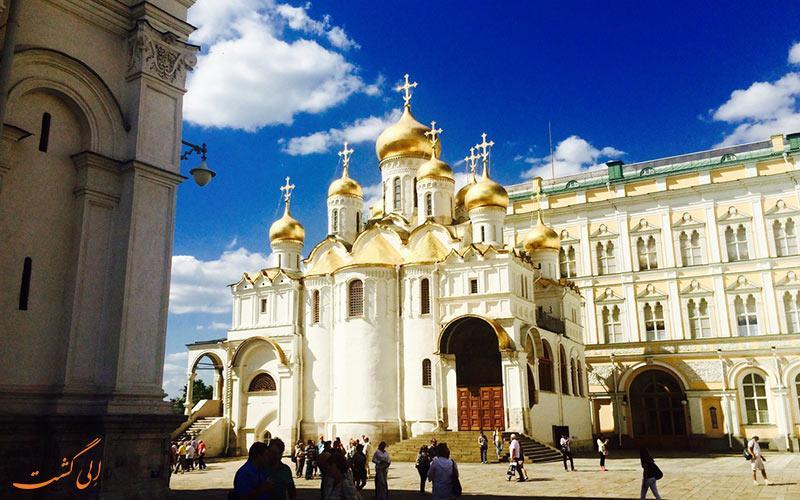 کلیسای جامع بشارت مسکو، بنایی با گنبدهای طلایی