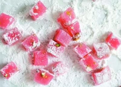 طرز تهیه راحت الحلقوم خانگی؛ شیرینی رنگارنگ با عطر گلاب و پسته